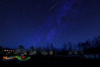【みのむしスターウオッチング】木の枝のコートを纏うミノムシのように、シュラフで癒しの星空観賞や月光浴が愉しめます