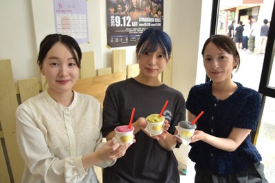 ノパルノ研究室の（左から）山下さん、サボテンジェラートを持つ加古さん、堀内さん