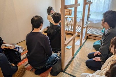 新設した「シアター」での絵本の読み聞かせ