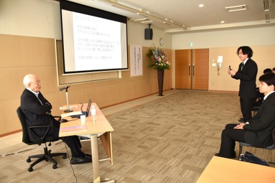 野依学士院長に質問する野本さん