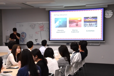麗水市を紹介する全南大学校の学生