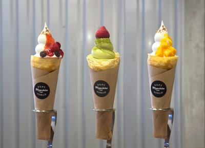グランドリニューアルの新看板シリーズ。写真左から、ベリーズ／抹茶スペシャル／トロピカル。