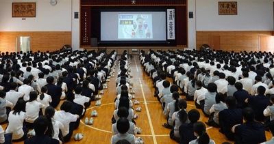 近大附属福岡高校が暴力団排除・薬物乱用防止講演会を開催　福岡県警察本部から講師を招き、生徒の防犯意識と判断力を育成