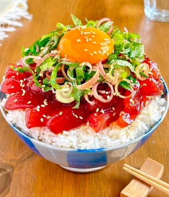 脱サラ料理家ふらおさん「薬味たっぷり漬けまぐろ丼」