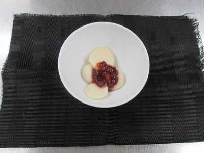 おもちのおやつ　柔らかくするため豆腐を混ぜ4分の1の大きさで提供
