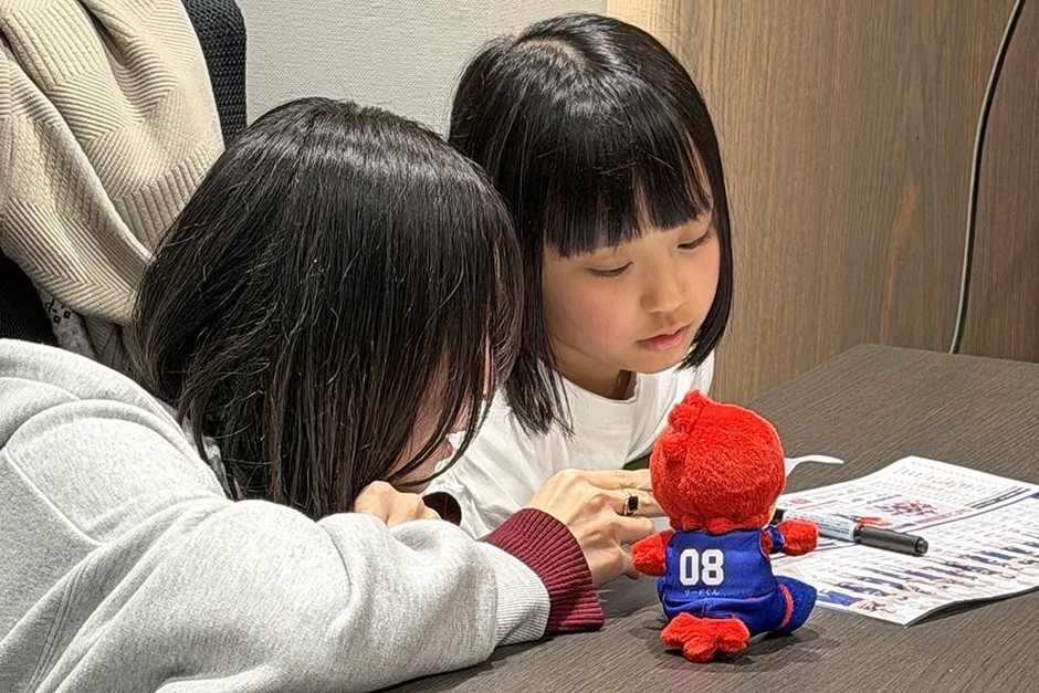 ロペス選手への英語でのインタビューをQQスタッフと一緒に練習するQQキッズの様子