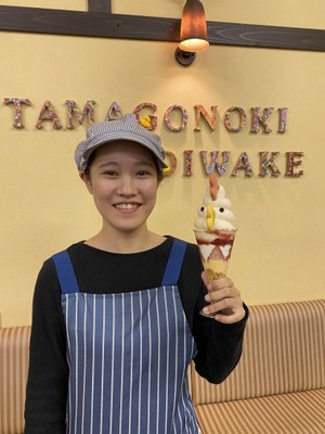 こっこちゃんぱふぇ(いちご)&店舗スタッフ
