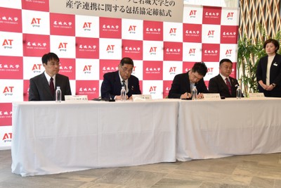 締結書に調印する小原学長(左から2人目)と山口社長(同3人目)。左端は田中・社会連携センター長、右端は沖田・代表取締役専務執行役員