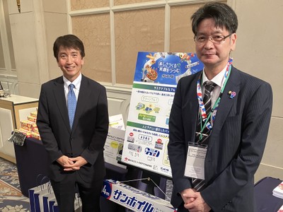 河西特許庁長官（左）と当社展示ブースにて