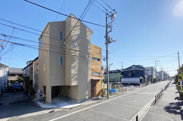 【16坪の狭小角地】ZEHも叶えたコンパクト二世帯住宅！吹き抜けと小上がり和室で、親子がつながる開放的な暮らしを実現
