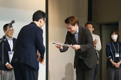 大西熊本市長より、記念盾が手渡されました。