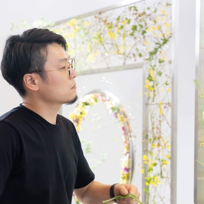 小西拓プロフィール 5年に一度開催される国内最高峰のフラワーデザイン競技会「フラワーデザイン競技会グランドチャンピオン選手権2018」優勝。2019年8月北京世界園芸博覧会にて開催された「2019ワールドフラワーアートコンテスト」に日本代表として出場し、第3位を受賞。