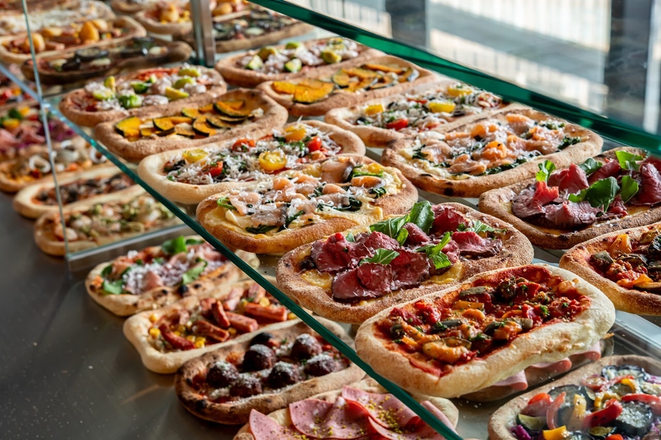 ピザショーケースには食べ放題ピザがいっぱい