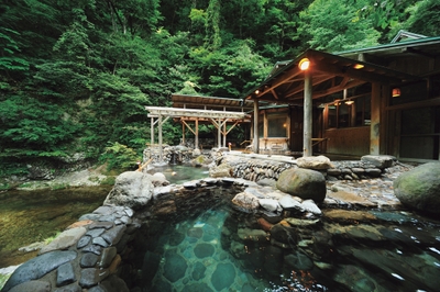 絶景の広瀬川源流露天風呂