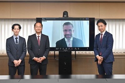 署名式の様子 (左から、全国フードバンク推進協議会 米山氏、日本フードバンク連盟　芝田氏、 GFN　Gavilan氏、WINA　斉藤)