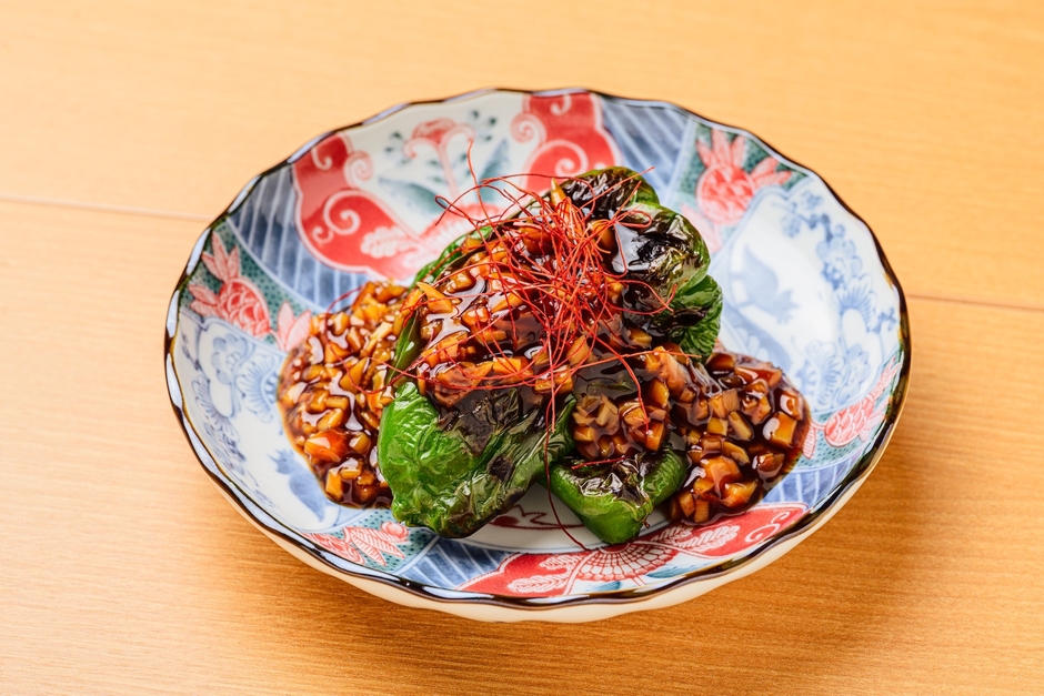 自家製ソースでいただくと、まるで青椒肉絲のような味わいに。