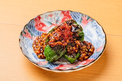 自家製ソースでいただくと、まるで青椒肉絲のような味わいに。