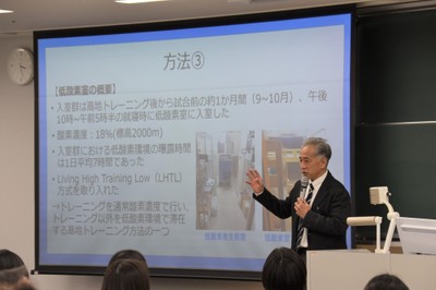 発表や討論の司会・進行を務めた梅田教授