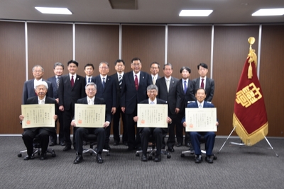 称号記を手にする名誉教授の方々と出席者