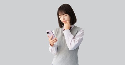 スマートフォンでインターネット上の健康情報を調べる女子高校生（イメージ図）