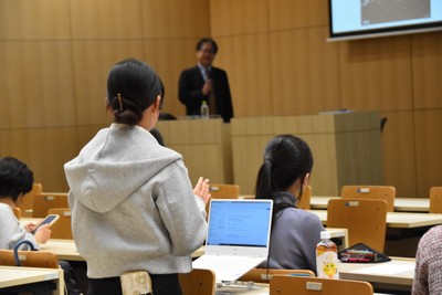 質問する学生