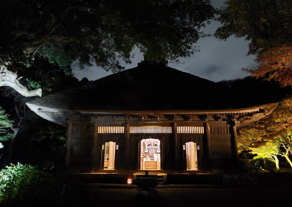 覚園寺(かくおんじ) 夕暮れの薬師堂(本堂)