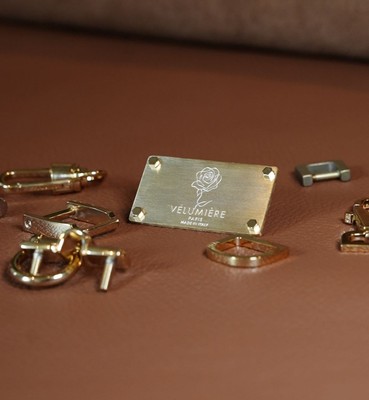 Velumiereの金具。無垢の真鍮をイタリア・アレッツォでマイクロフュージョン(精密鋳造)により成形し、金メッキのガルバニック仕上げを施したもの。