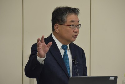 講義を行う森教授