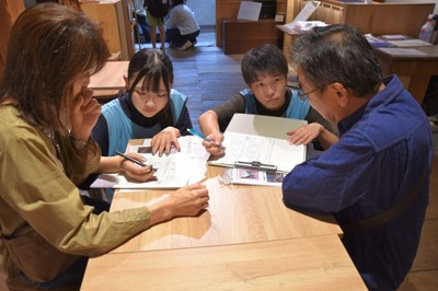 来場者にアンケート調査の質問をする森ゼミの学生