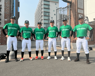 安井監督（右端）も一緒に記念撮影