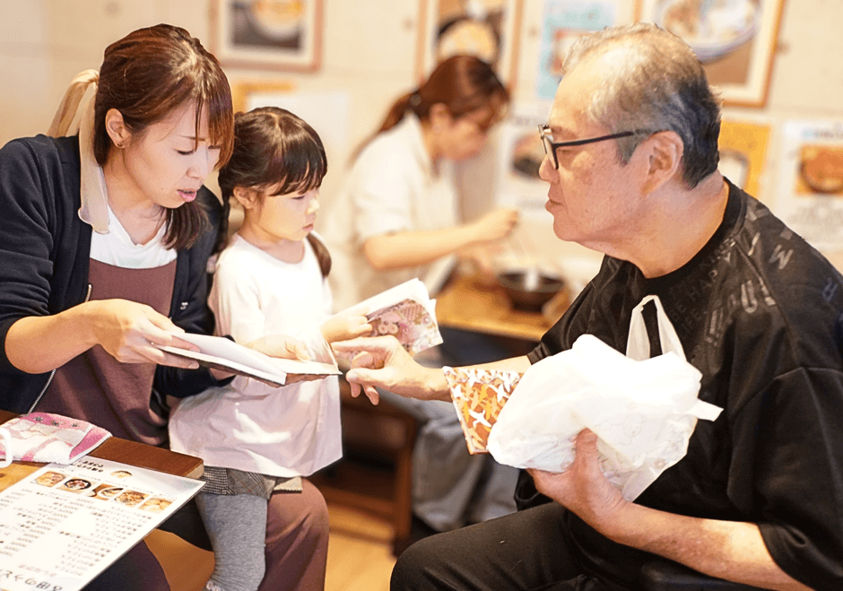 ご本人が手作りした和本を、同行したリハビリ職員とその家族へプレゼント。製本の経験を生かした、心のこもった贈り物です。