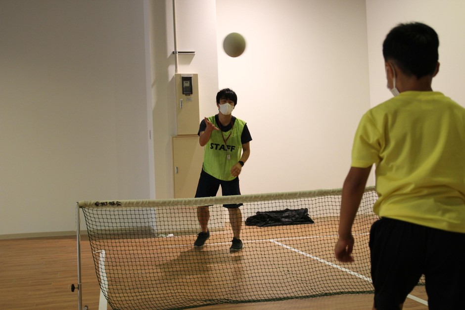 子供たちを指導する香村准教授(奥)