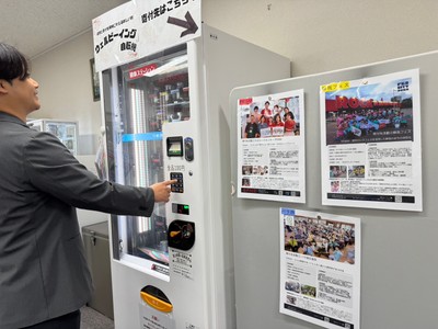 寄付先を見ながら購入する従業員