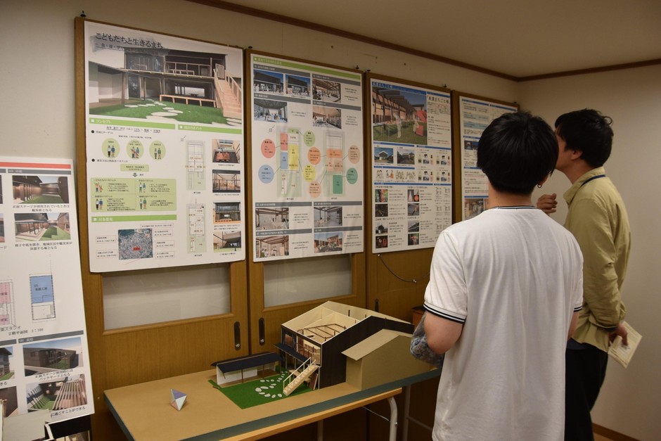 来場者に説明