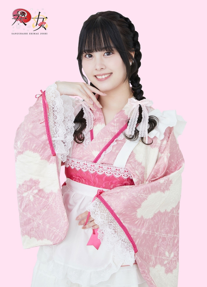 芽城まゆ（天界のアイドル兼サディスティックプリンセス／桜色担当／奇跡を司る女神）