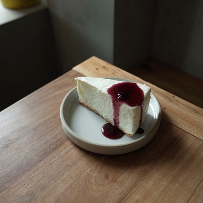 チーズの自然な旨味を感じる「レアチーズケーキ」