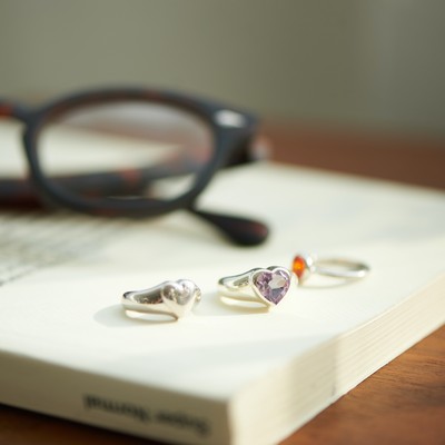 (画像左から) Round heart ring 13,200円、Round heart stone ring 27,500円、Color stone ring 15,400円