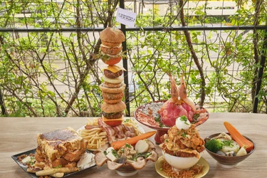 食べるアトラクション！？高さ30cm超えの しいたけバーガータワーが登場！静岡・伊豆の美味しさ 魅力を感じる15種ものワクワクイベントも開催　 ゴールデンウィークは家族みんなで「伊豆・村の駅」へ！