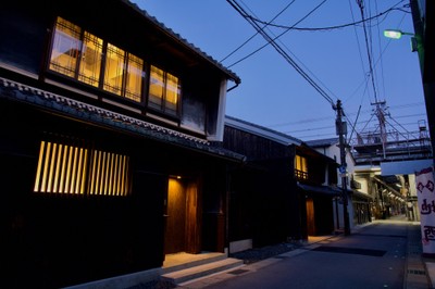 【十三番街棟外観】大正町屋らしく、雄大な広さや意匠が活かされています。目の前には地酒屋さん、歩いてすぐには老舗の寿司屋さんも