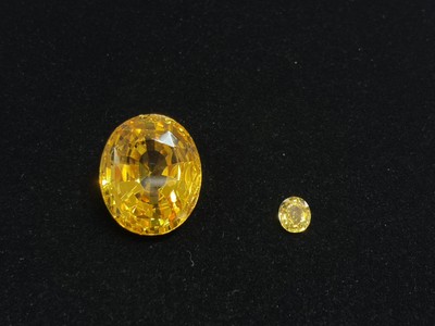 65.08ct（左）と1ct（右）のイエローサファイア比較