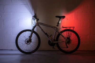 自転車アタッチメントなら赤ライトも可能。前後を明るく!