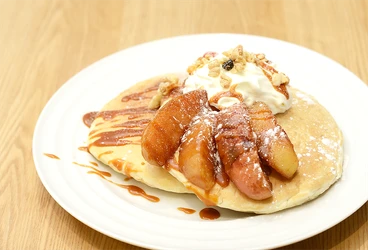 松屋銀座で7/23まで開催中のハワイアンイベントにて 老舗パンケーキ店『FORTY NINER HAWAII』の限定メニュー 「生キャラメル アップルシナモン パンケーキ」が好評