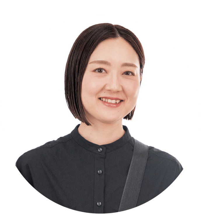 ヘアメイクアーティスト高比良綾さん。百貨店のBAを経て、ブライダルメイクを中心にモデル撮影、広告物の撮影現場のヘアメイクなどで活躍中。