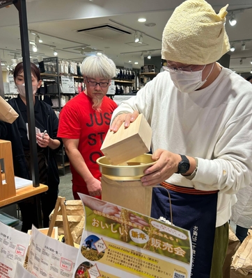 生産者が自慢のお米を販売