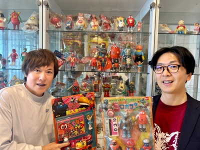 おもちゃ鑑定士の小材直由（左）とじゃじゃーん菊池（右）