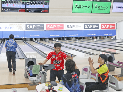 お互いを称え合うプロ(4〜6位決定戦)