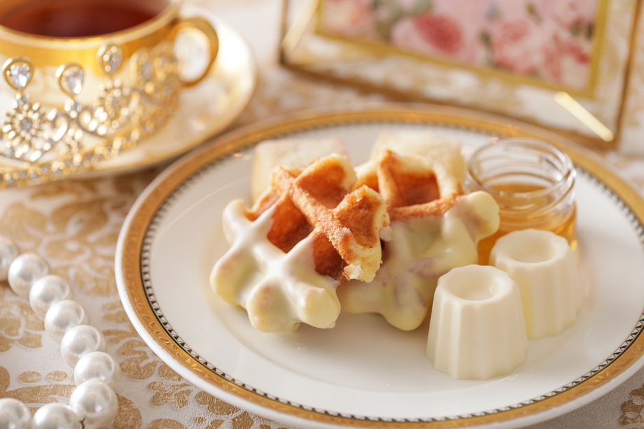 ▲スタンド下段 イメージ ワッフル・スコーン・クロテッドクリーム・蜂蜜