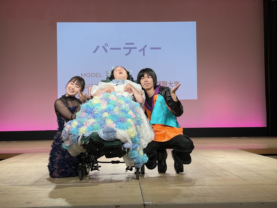 ▲ 学生とモデル ステージの様子