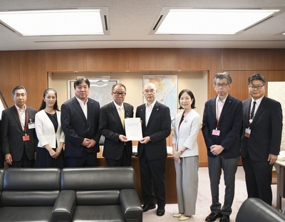 写真（左から）：工藤信 足立副区長、やまだ加奈子 北区長、斉藤猛 江戸川区長、上田英俊　国土交通大臣政務官、青木克德 葛飾区長、大久保朋果 江東区長、土橋秀規 墨田区副区長、波多野真樹 板橋副区長