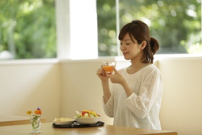 スムージーを飲む